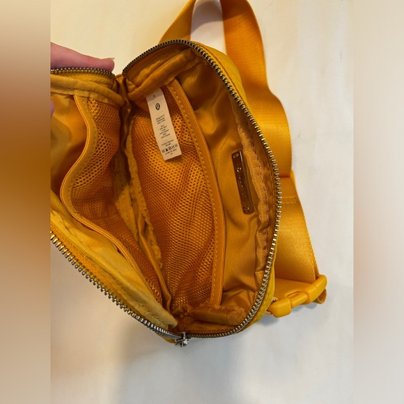 EUC Lululemon Everywhere Belt Bag | Honey Lemon (rare color) - Picture 6 of 8